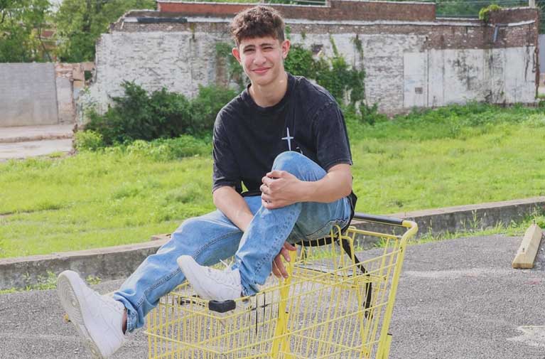 how tall is Nidal Wonder?