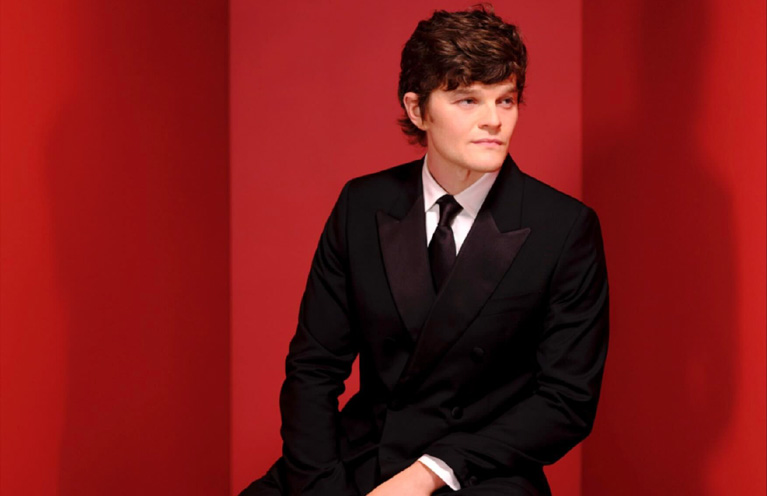 how old is Robert Aramayo?