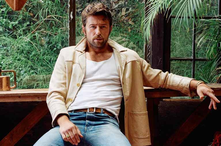 How old is Brandon Sklenar?