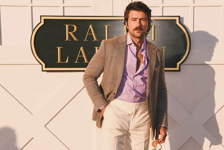 How tall is Brandon Sklenar?