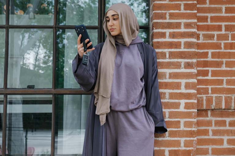 How tall is Leana Deeb?